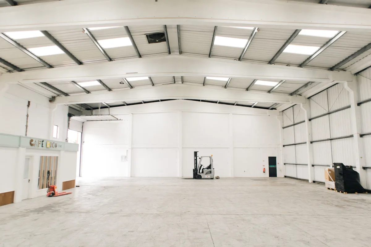 Versatile Fulfilment and Courier Space near Aylesbury, 569 sqm, showroom presentation, pop-up rental in Long Crendon