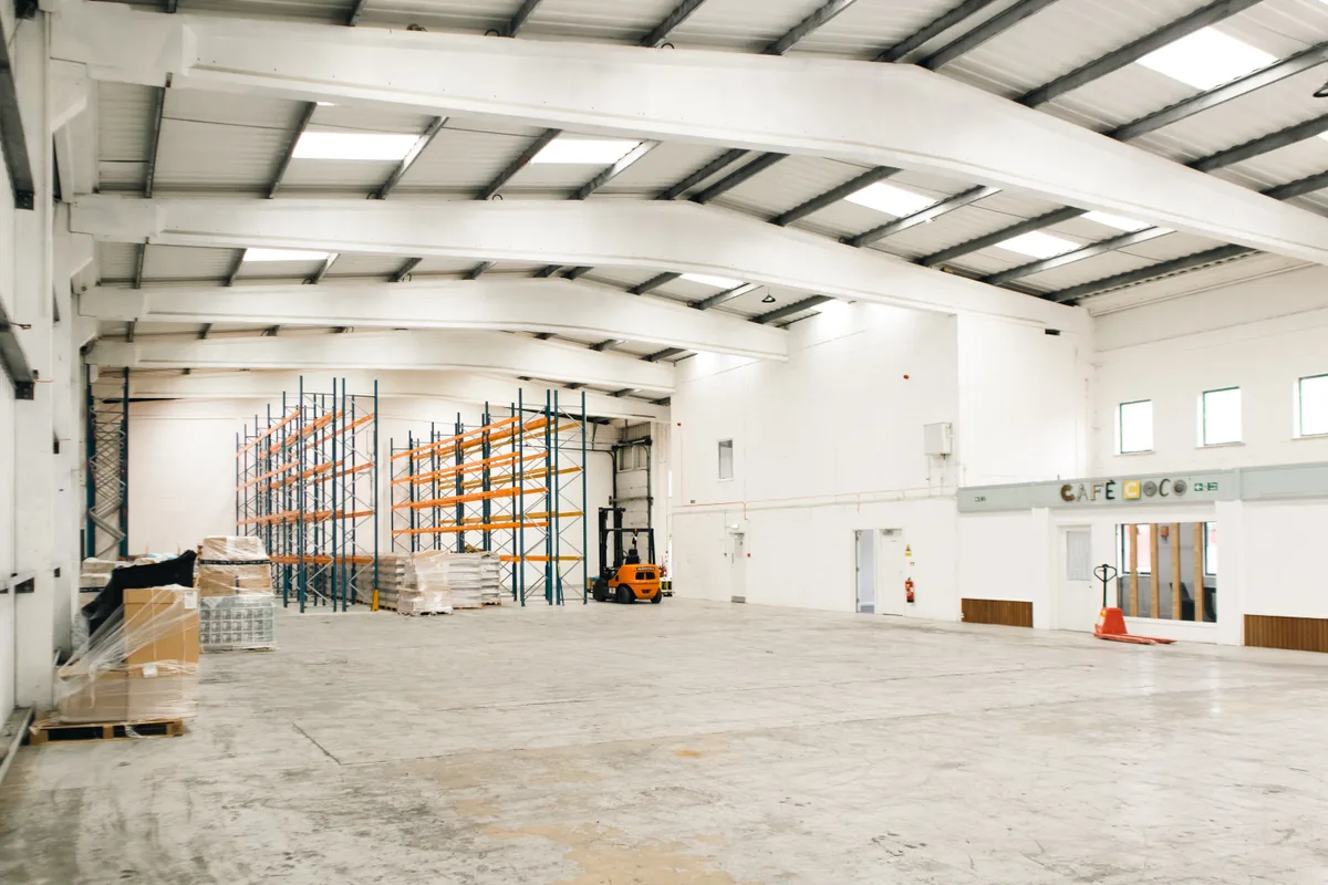 Versatile Fulfilment and Courier Space near Aylesbury, 569 sqm, showroom presentation, pop-up rental in Long Crendon, interi…