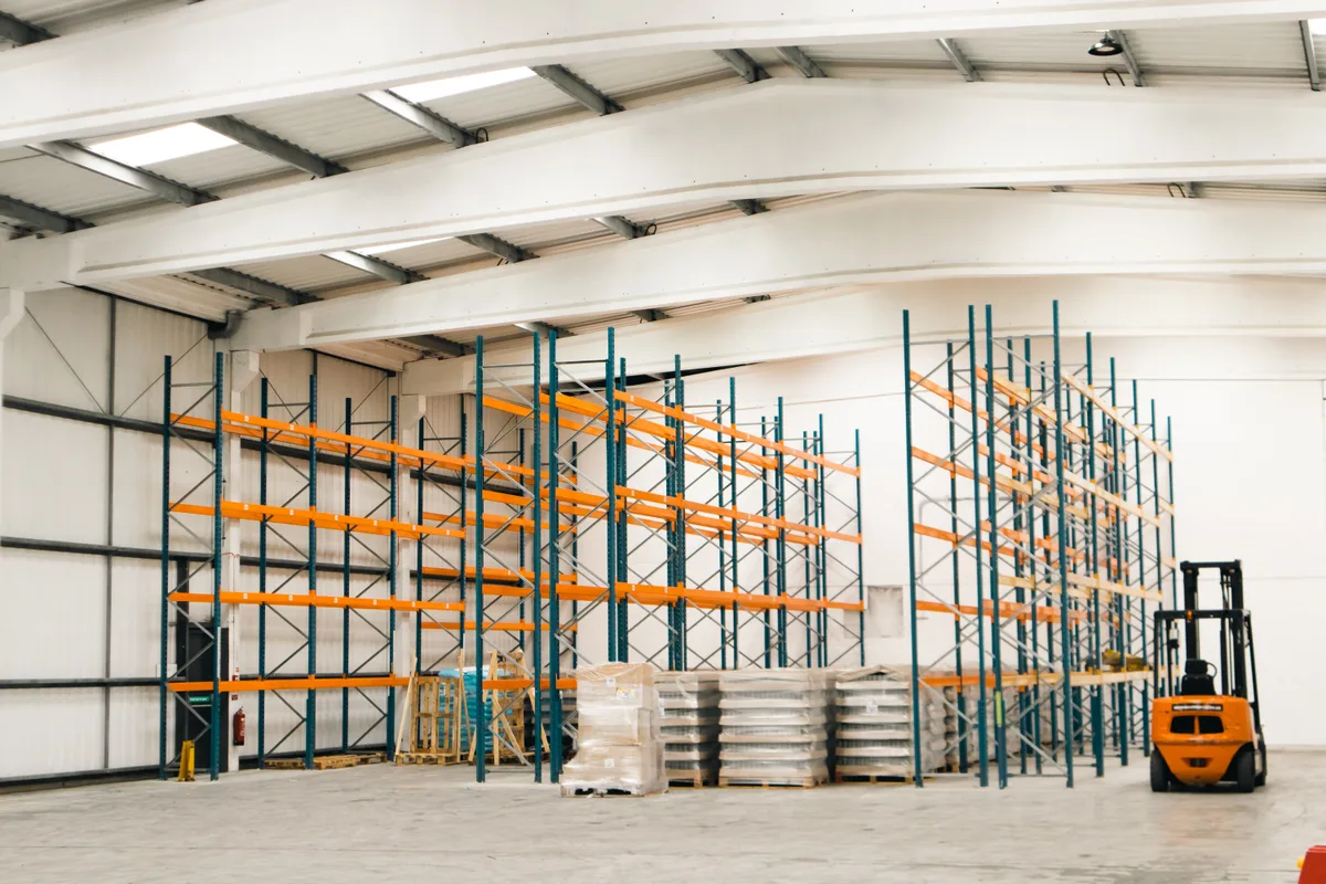 Versatile Fulfilment and Courier Space near Aylesbury, 569 sqm, showroom presentation, pop-up rental in Long Crendon, third…