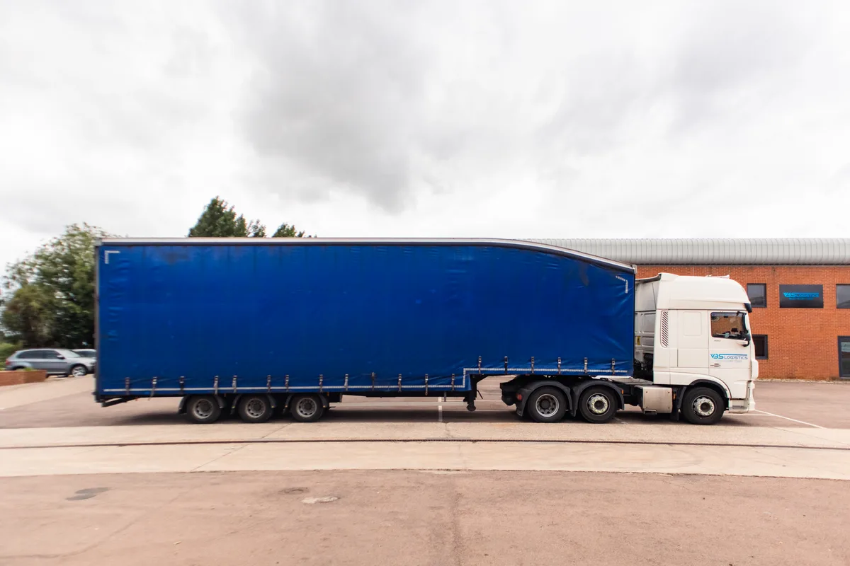 Versatile Fulfilment and Courier Space near Aylesbury, 569 sqm, showroom presentation, pop-up rental in Long Crendon, additi…