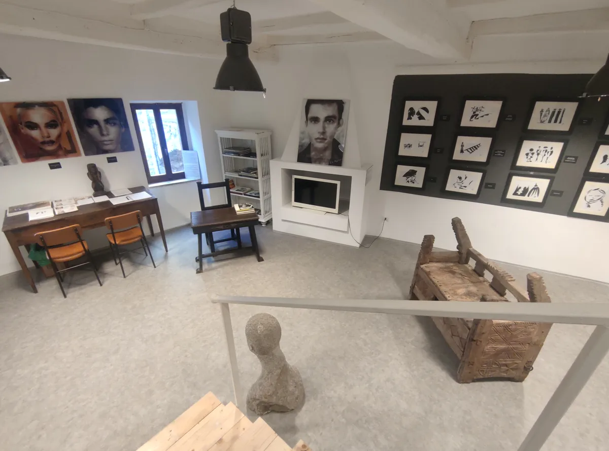 Versatile Gallery Space for Events in Toscolano, 250 sqm, art exhibition, pop-up rental, interior view
