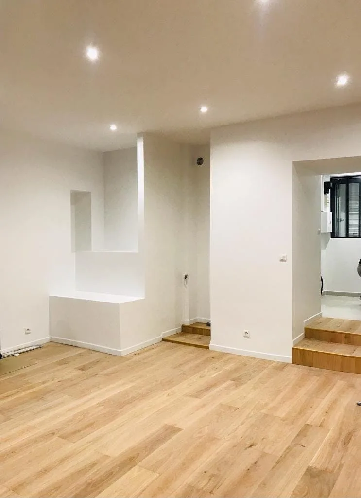 Versatile Ground Floor Commercial Space in Paris 4