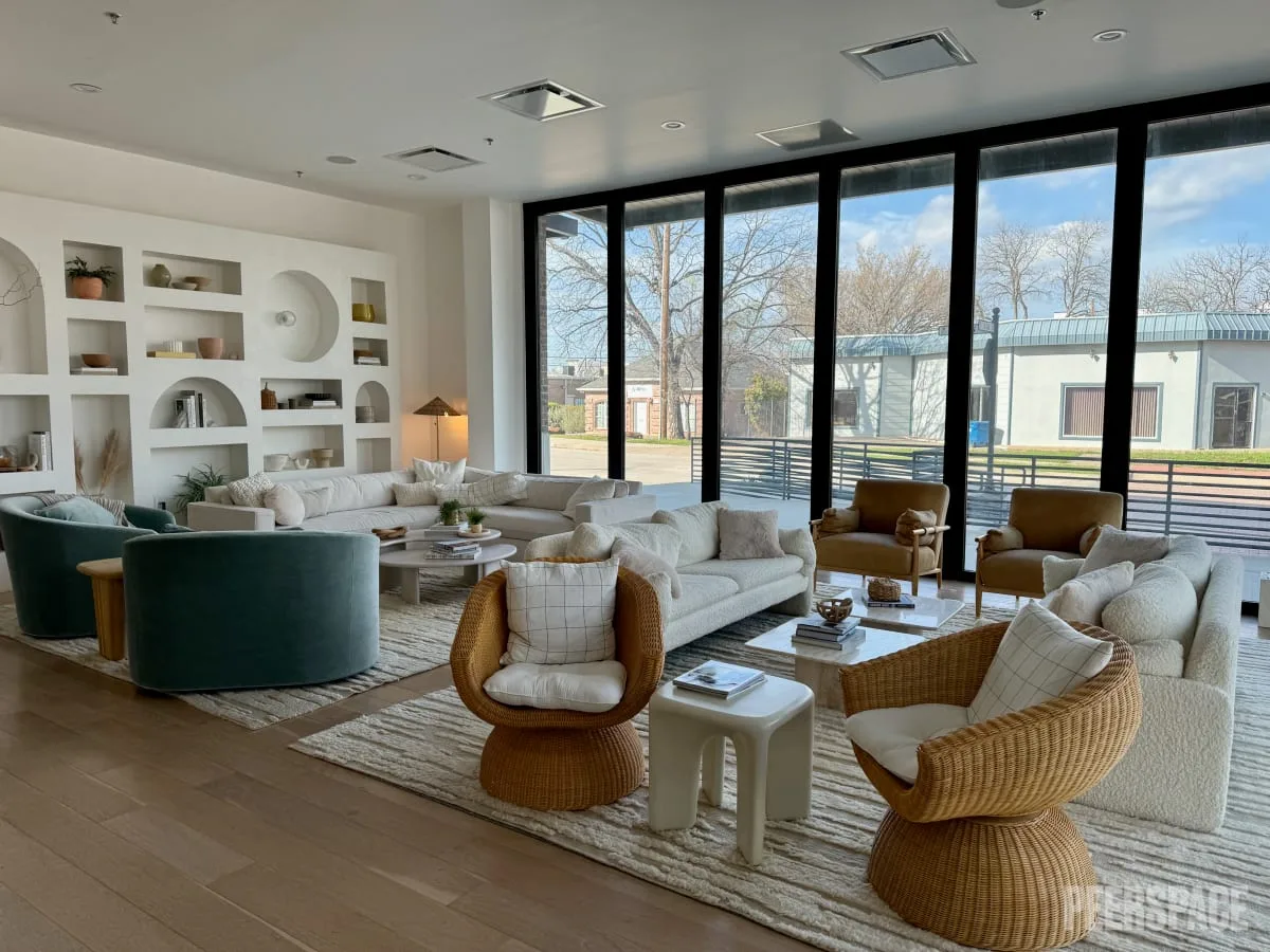Versatile High-End Space with Abundant Natural Light, 279 sqm, photo shoot, pop-up rental in Roanoke