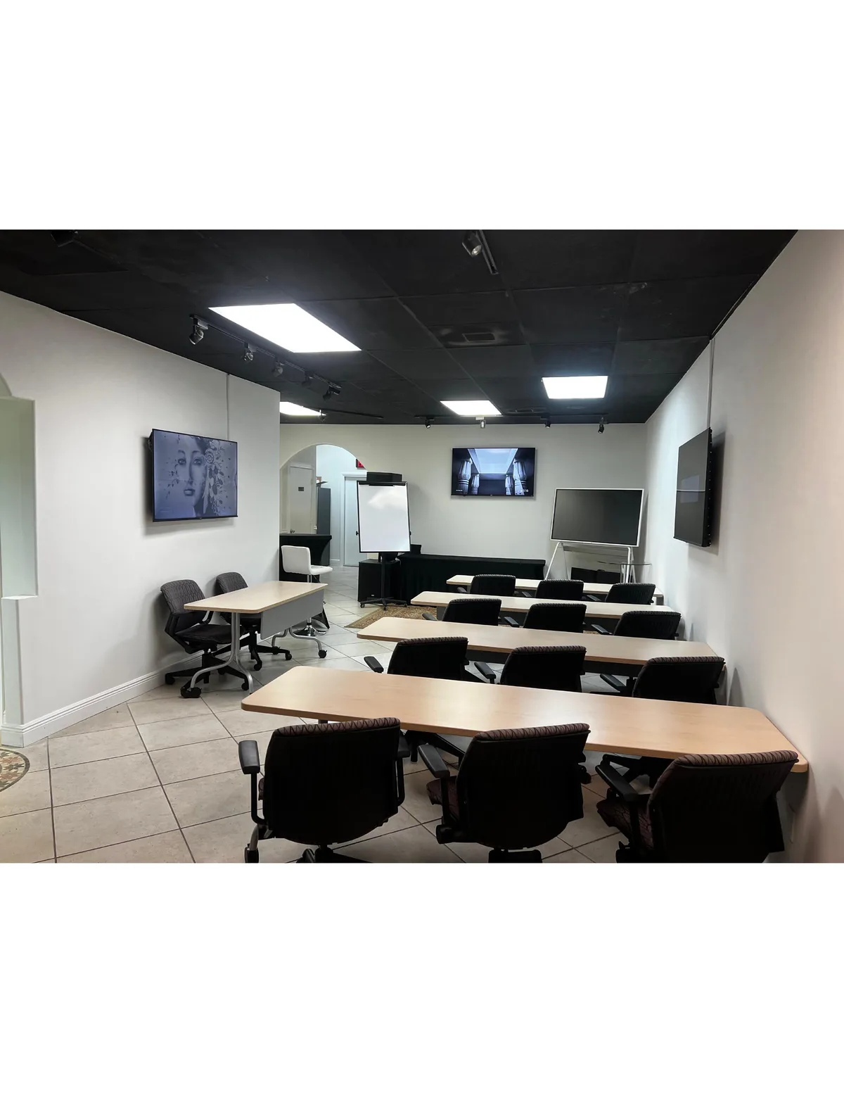 Versatile Meeting and Event Space Near I-95, 70 sqm, corporate event, pop-up rental in Pompano Beach, interior view