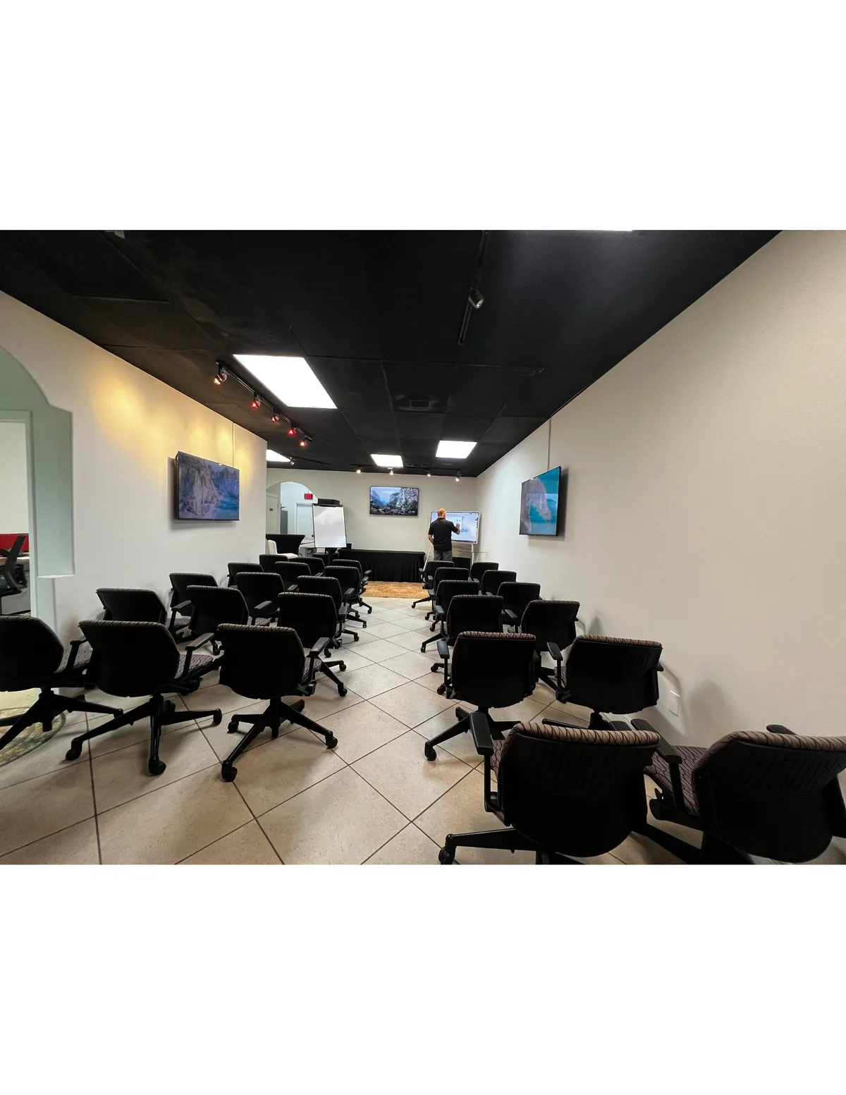Versatile Meeting and Event Space Near I-95, 70 sqm, corporate event, pop-up rental in Pompano Beach, second interior view