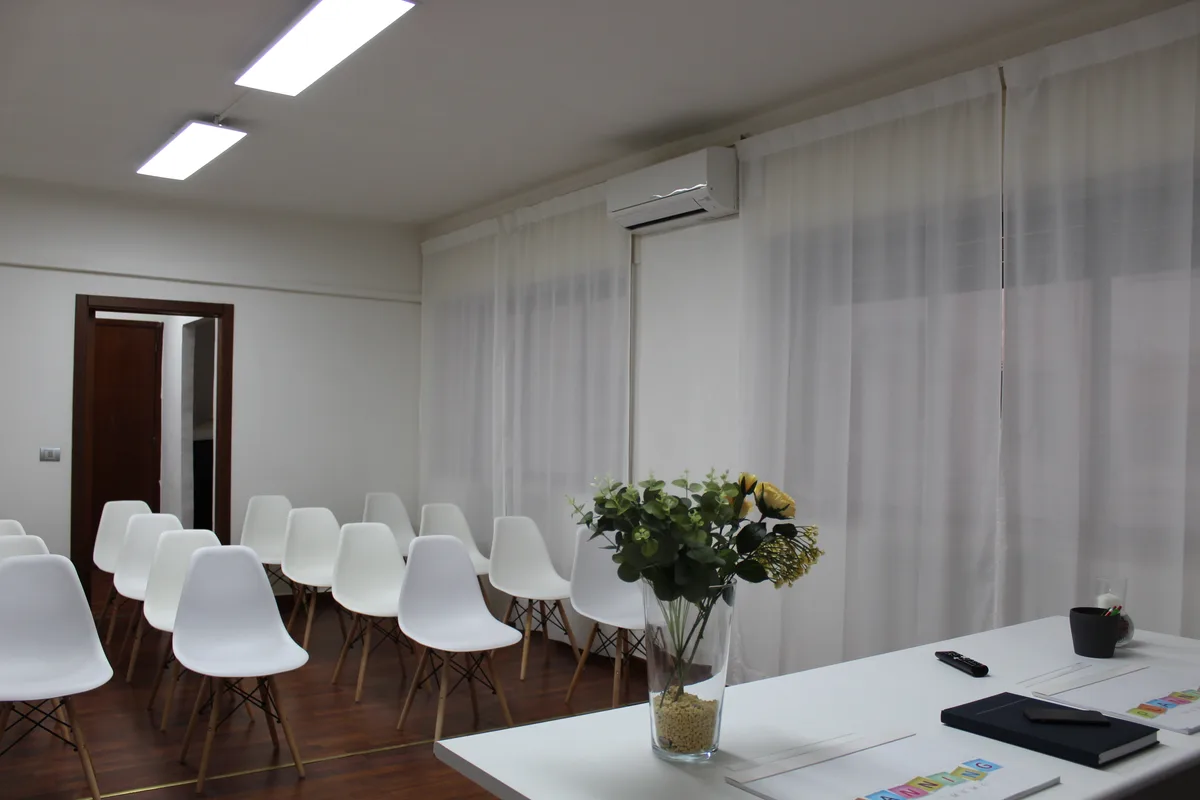 Versatile Meeting Room with Comprehensive Amenities, 150 sqm, showroom presentation, pop-up rental in Bari