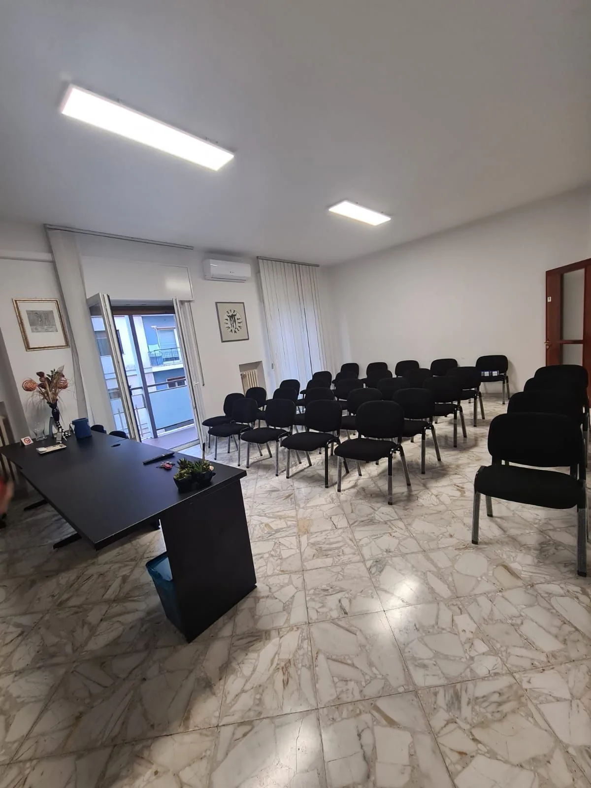 Versatile Meeting Room with Comprehensive Amenities, 150 sqm, showroom presentation, pop-up rental in Bari, interior view