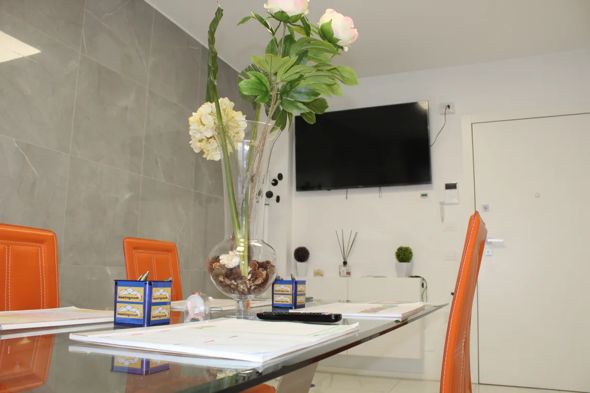Versatile Meeting Room with Comprehensive Amenities, 150 sqm, showroom presentation, pop-up rental in Bari, additional inter…