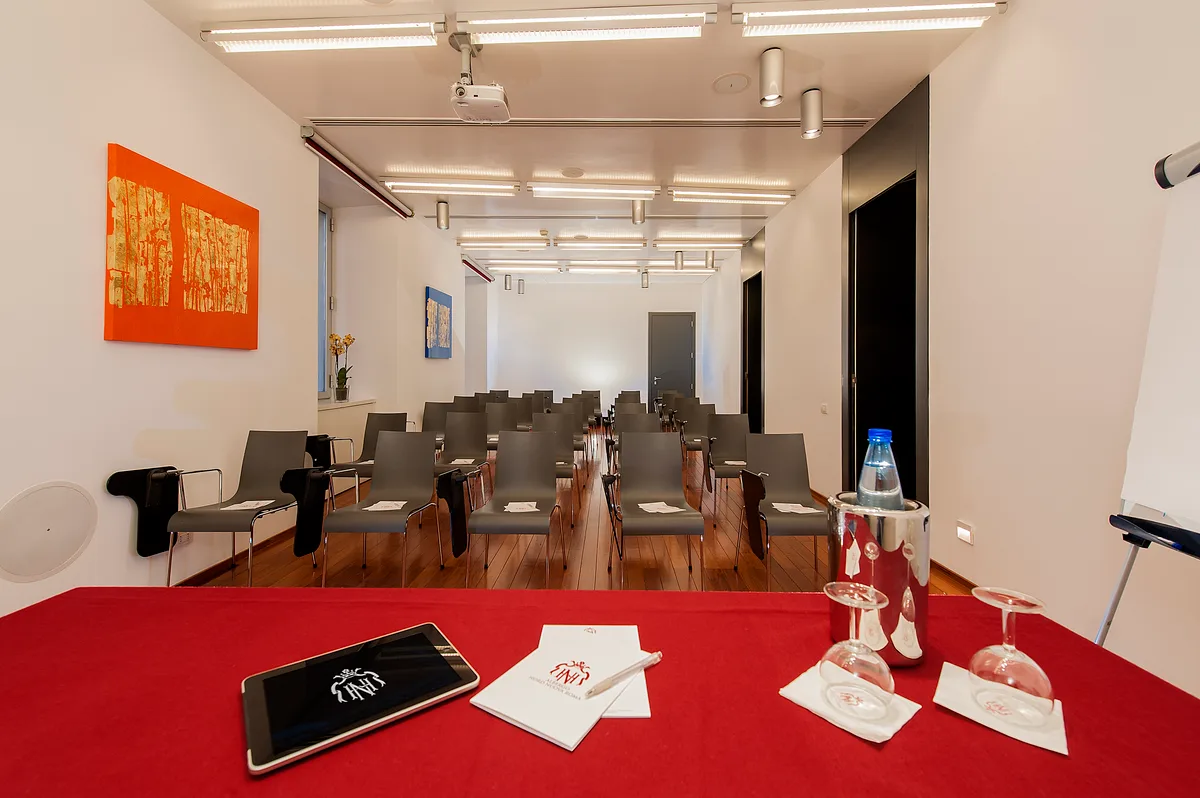 Versatile Meeting Room with Modern Amenities, 42 sqm, corporate event, pop-up rental in Roma