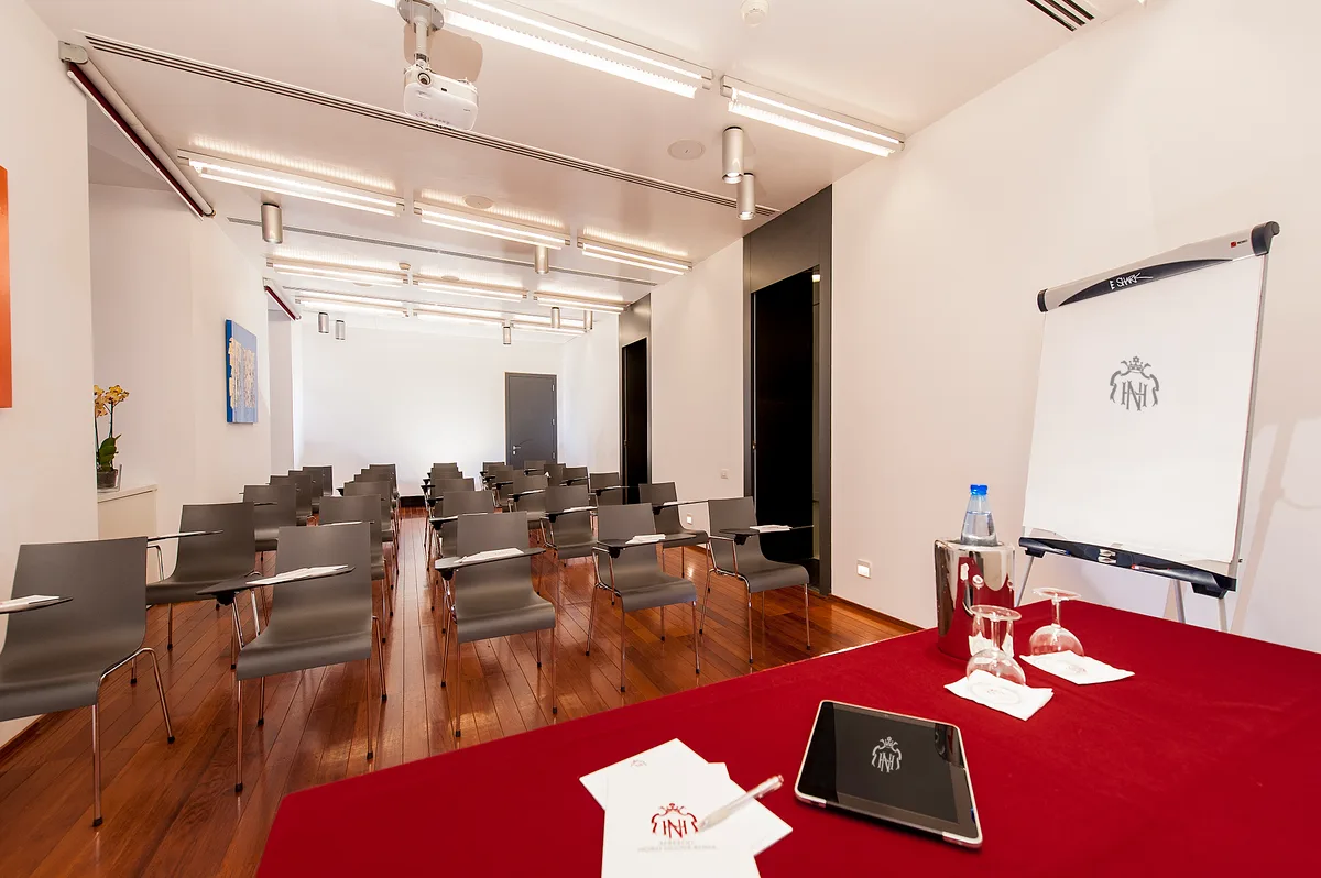 Versatile Meeting Room with Modern Amenities, 42 sqm, corporate event, pop-up rental in Roma, interior view
