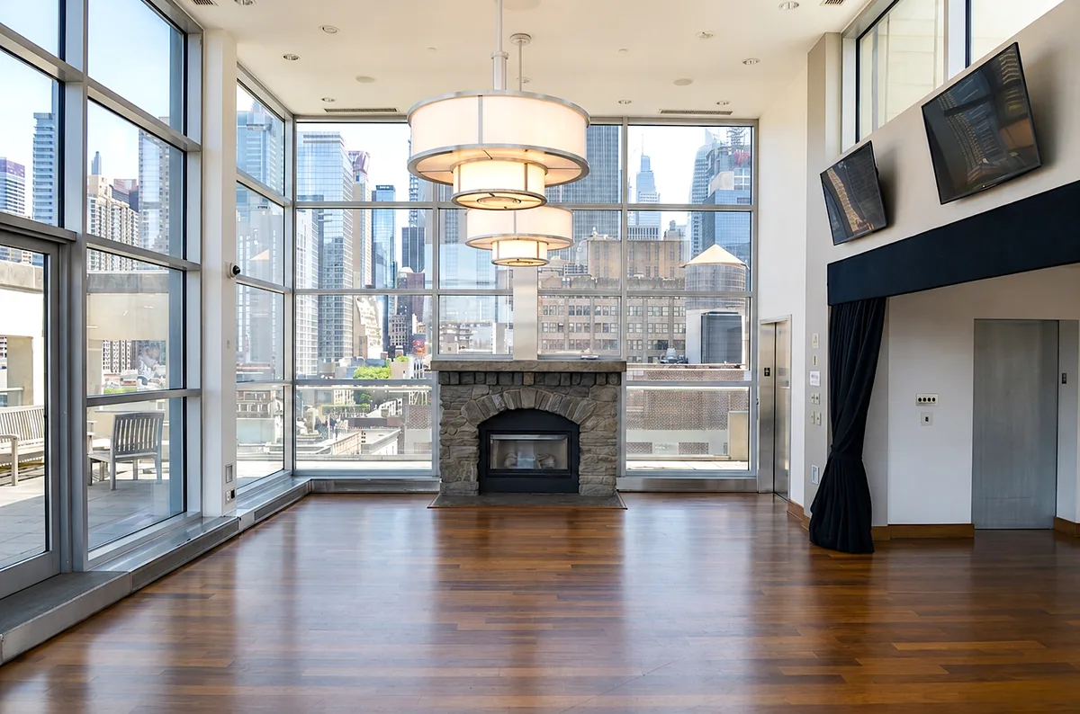 Versatile Midtown Penthouse with Stunning Skyline Views, 395 sqm, private event, pop-up rental in New York, second interior…