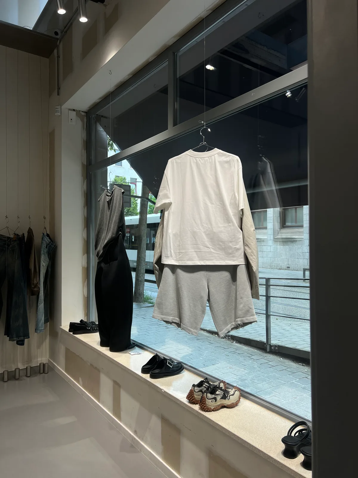 Versatile Modular Studio Space on Nationalestraat, 110 sqm, fashion showroom, pop-up rental in Antwerpen, second interior vi…