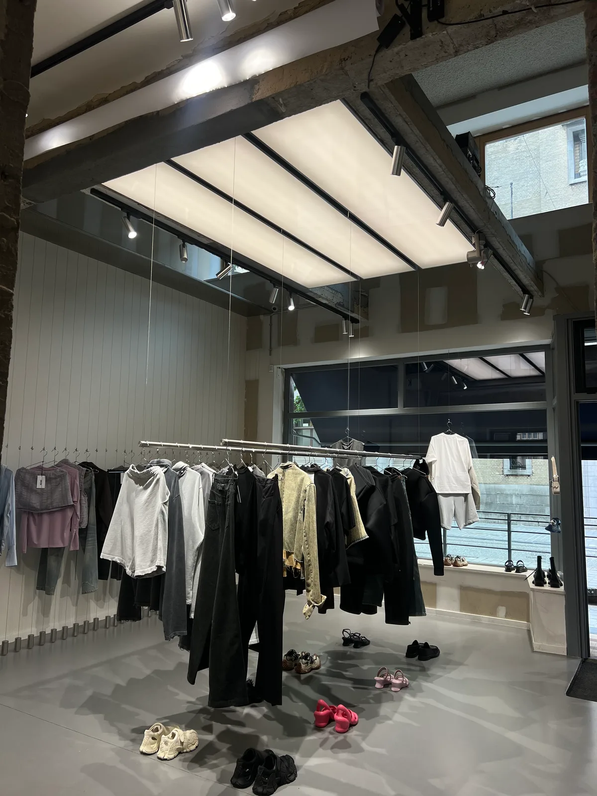 Versatile Modular Studio Space on Nationalestraat, 110 sqm, fashion showroom, pop-up rental in Antwerpen, additional interio…