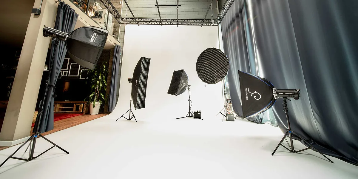 Versatile Multi-Set Studio for Creative Projects, 250 sqm, art exhibition, pop-up rental in Cernusco sul Naviglio, third int…