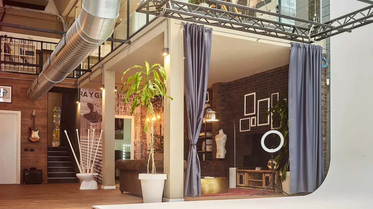 Versatile Multi-Set Studio for Creative Projects, 250 sqm, art exhibition, pop-up rental in Cernusco sul Naviglio, additiona…