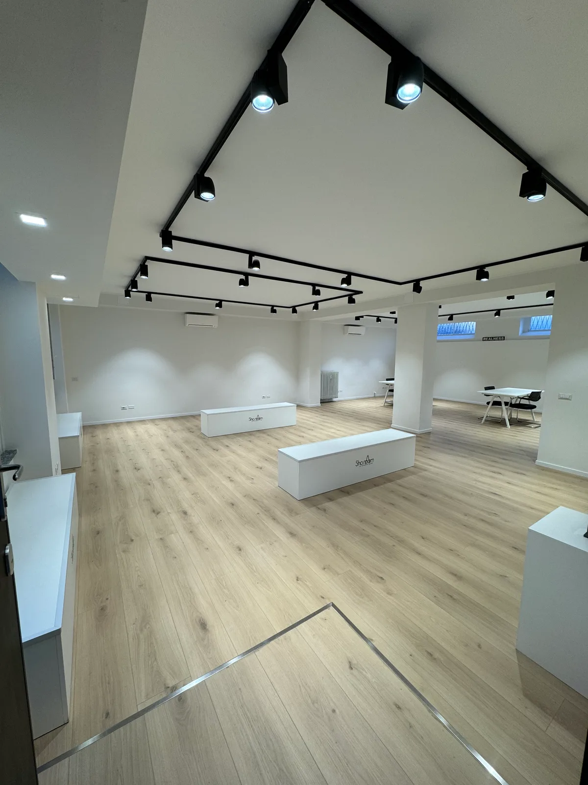 Versatile Multi-Use Space for Various Activities, 100 sqm, showroom presentation, pop-up rental in Milano