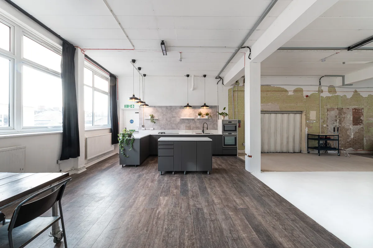 Versatile Open-Plan Studio with Infinity Cove, 124 sqm, photo shoot, pop-up rental in Greater London, second interior view