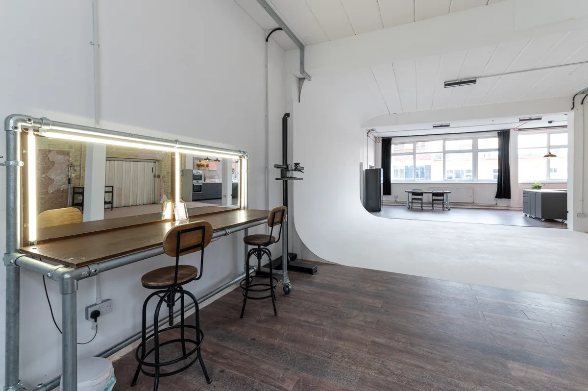 Versatile Open-Plan Studio with Infinity Cove, 124 sqm, photo shoot, pop-up rental in Greater London, additional interior vi…