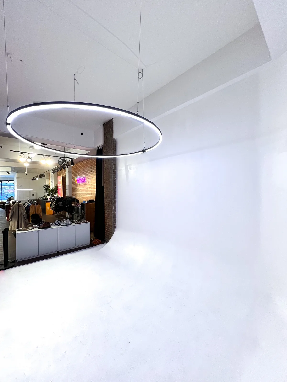 Versatile Photo and Video Studio for Creative Projects, 6 sqm, photo shoot, pop-up rental in Montréal, interior view