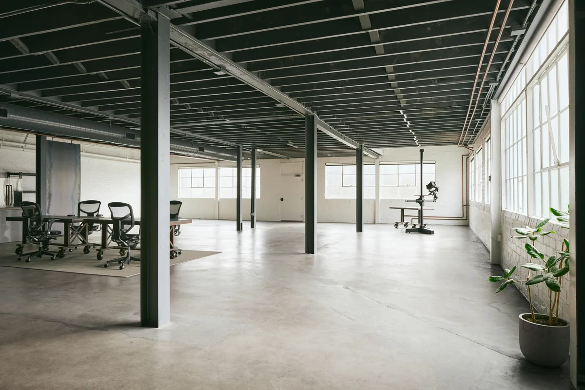 Versatile Photo Studio with Extensive Prop House, 279 sqm, photo shoot, pop-up rental in Oakland
