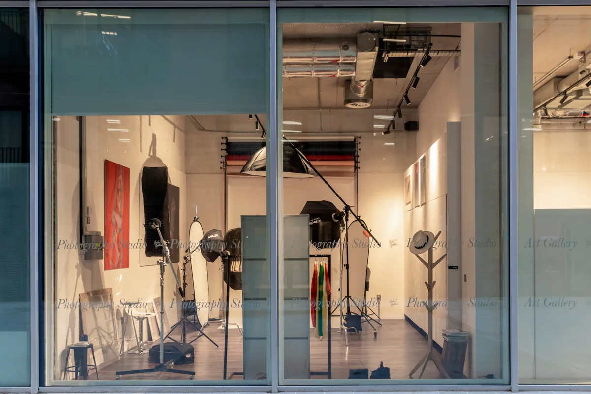 Versatile Photography Studio with Screening Room Features, 30 sqm, photo shoot, pop-up rental in Greater London