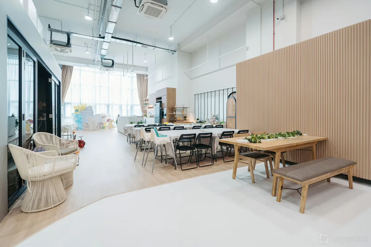 Versatile Production Space with Cyclorama and Kitchen Studio, 232 sqm, content creation, pop-up rental in Singapore