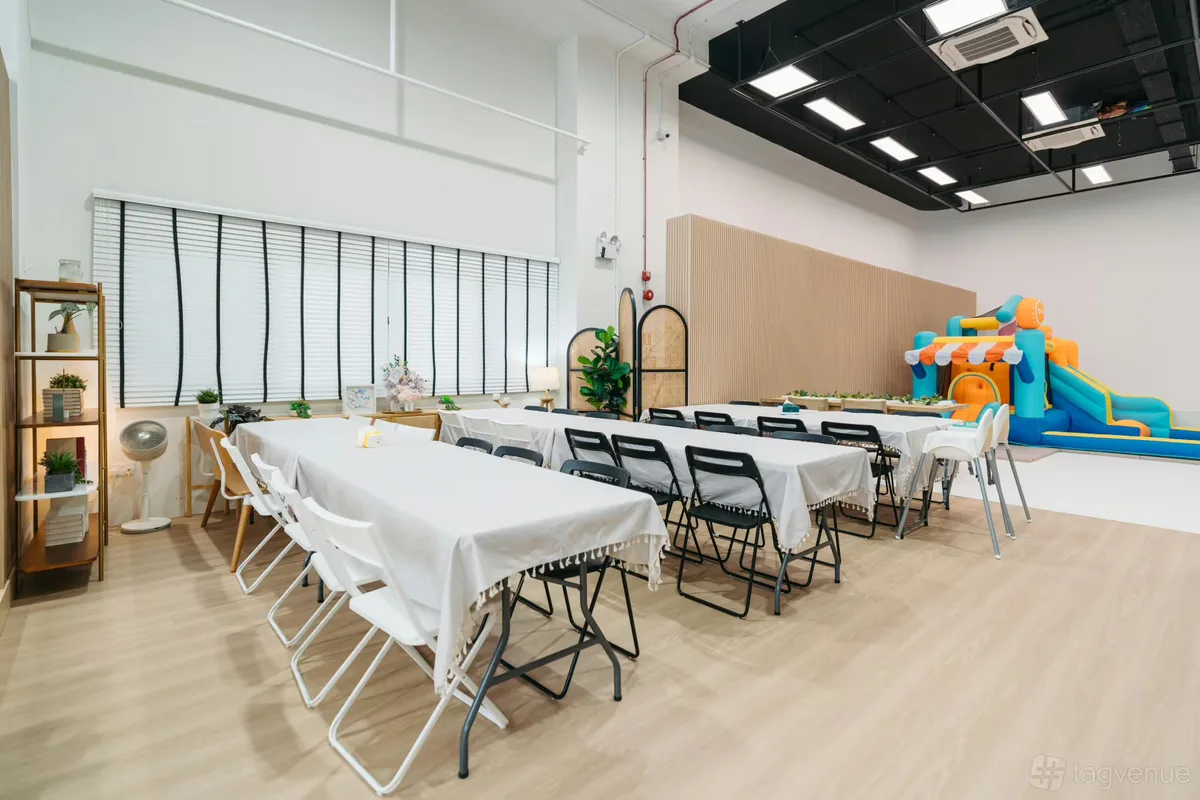 Versatile Production Space with Cyclorama and Kitchen Studio, 232 sqm, content creation, pop-up rental in Singapore, interio…