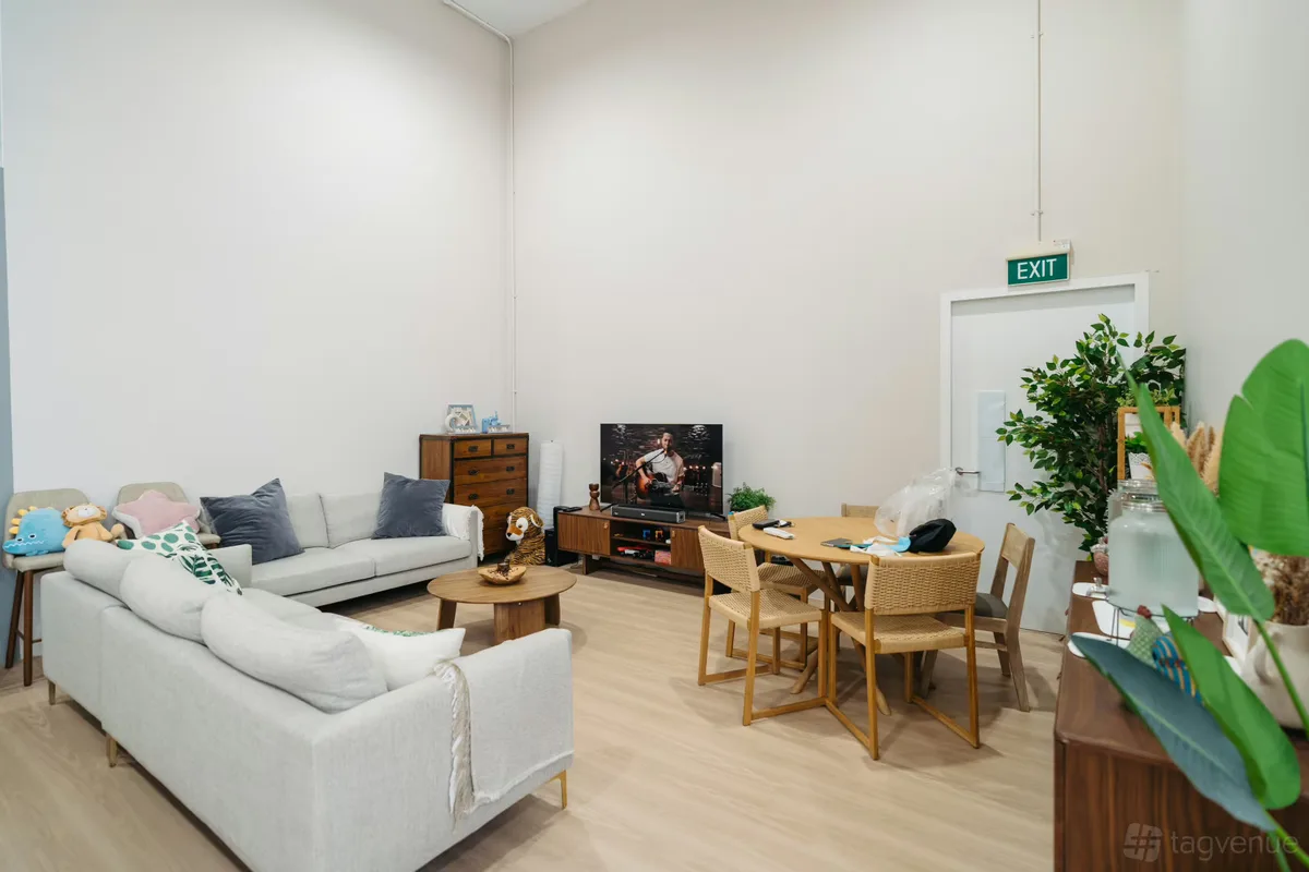 Versatile Production Space with Cyclorama and Kitchen Studio, 232 sqm, content creation, pop-up rental in Singapore, second…