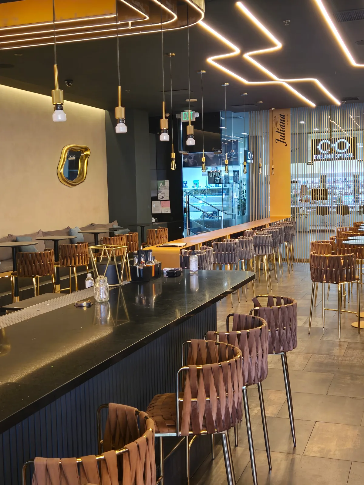 Versatile Restaurant and Lounge in Koreatown, 232 sqm, private event, pop-up rental in Los Angeles