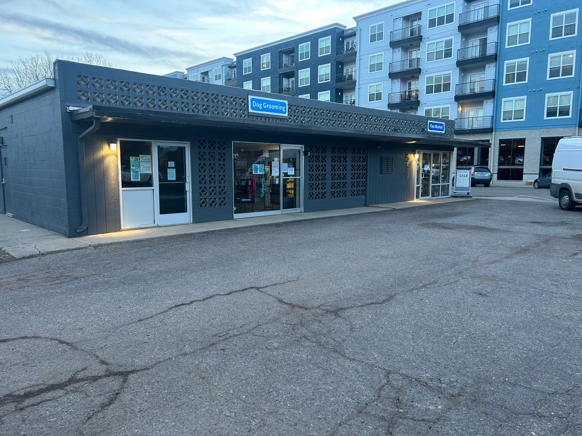 Versatile Retail/Office Space with Private Parking, 134 sqm, retail activation, pop-up rental in Loveland, additional interi…