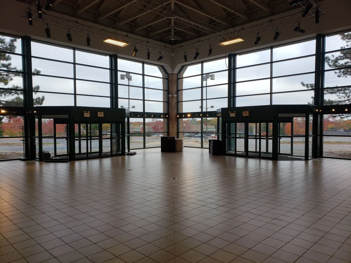 Versatile Retail Space in NE Grand Rapids, 5574 sqm, pop up store in Comstock Park, second interior view