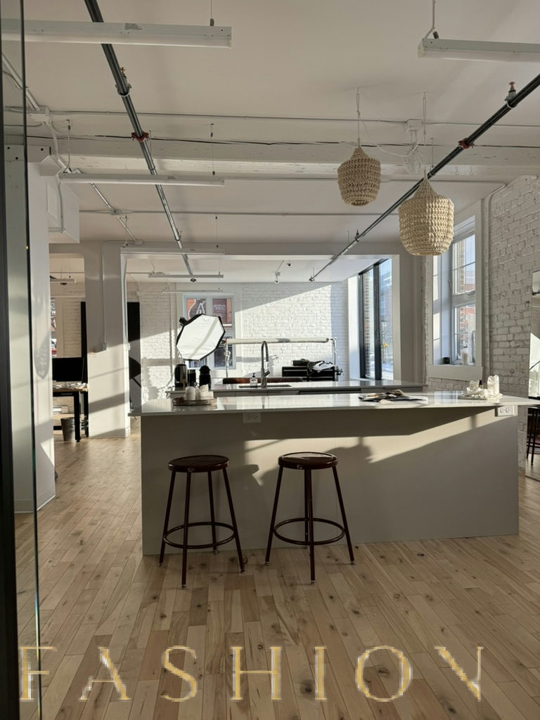 Versatile Showroom and Creative Space Available, 158 sqm, photo shoot, pop-up rental in Montréal, interior view