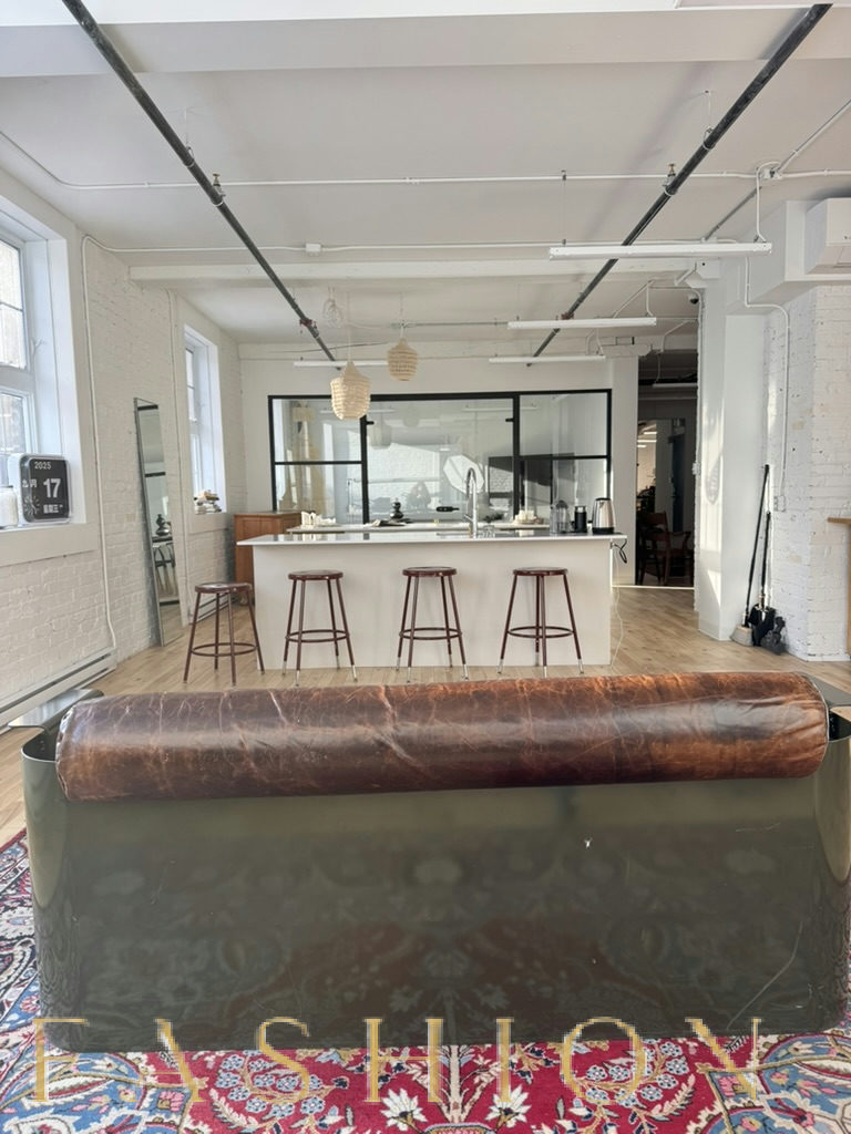 Versatile Showroom and Creative Space Available, 158 sqm, photo shoot, pop-up rental in Montréal, third interior view