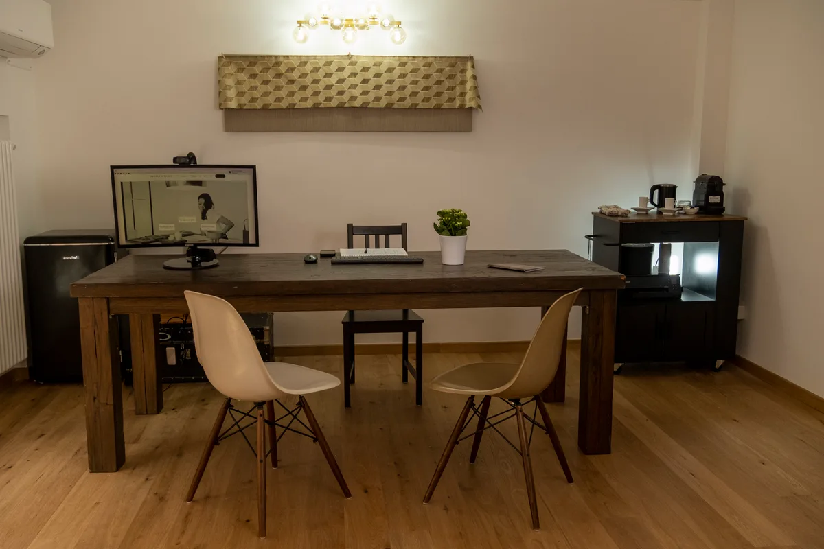 Versatile Showroom with On-Site Apartment in Bologna, 73 sqm, pop up store, second interior view