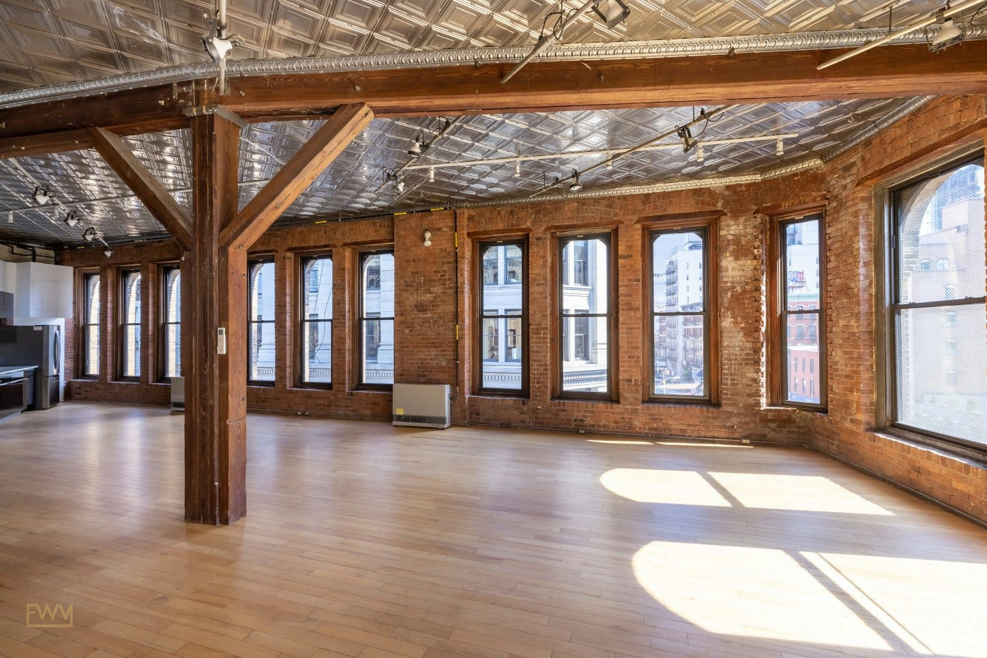 Versatile SoHo Loft for Fashion Shoots and Events, 139 sqm, pop up store in New York