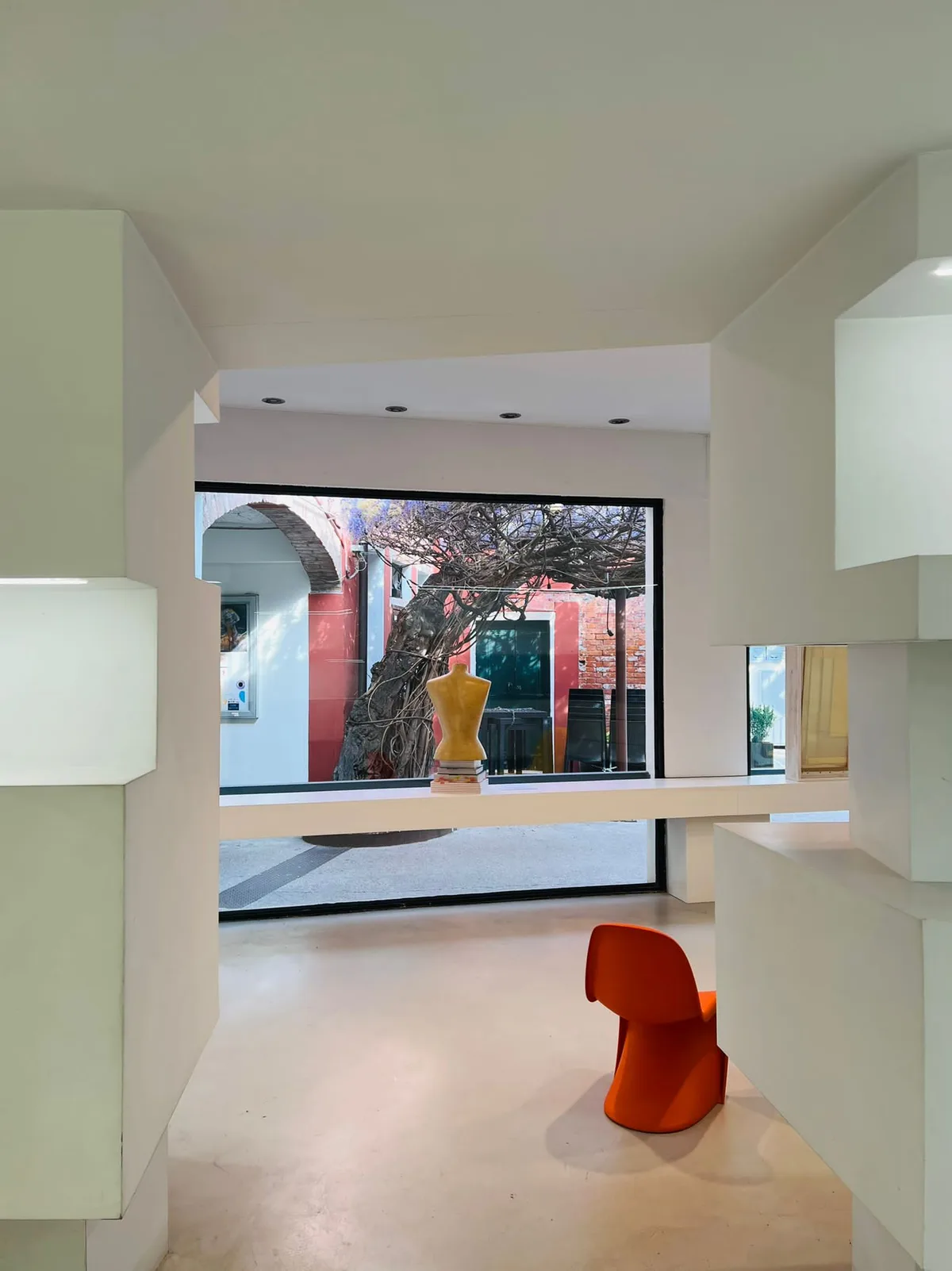 Versatile Space for Your Vision on Calle Corte Legrenzi, 120 sqm, pop up store in Venezia, second interior view