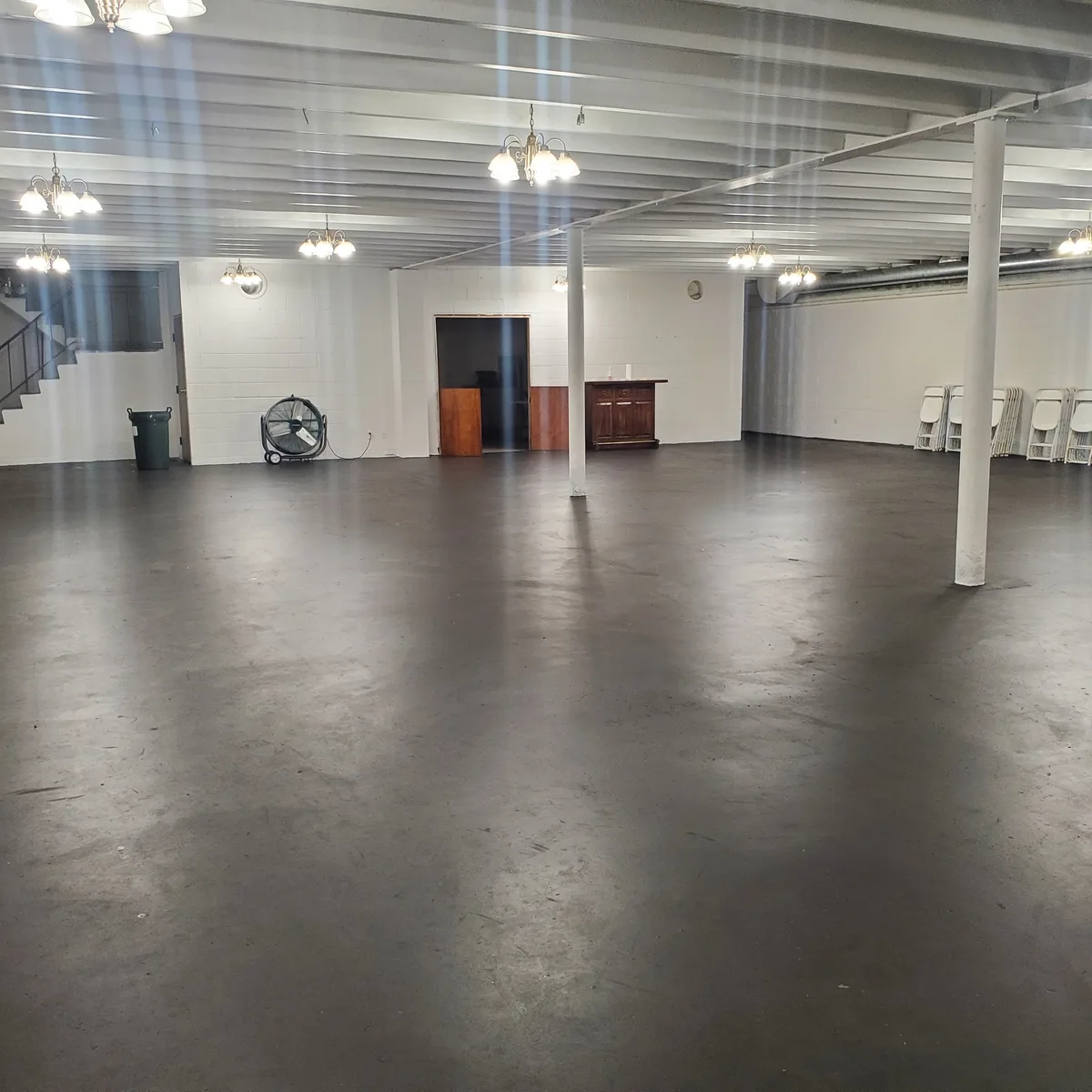Versatile Space with Two Halls and Amenities, 251 sqm, retail activation, pop-up rental in Gary