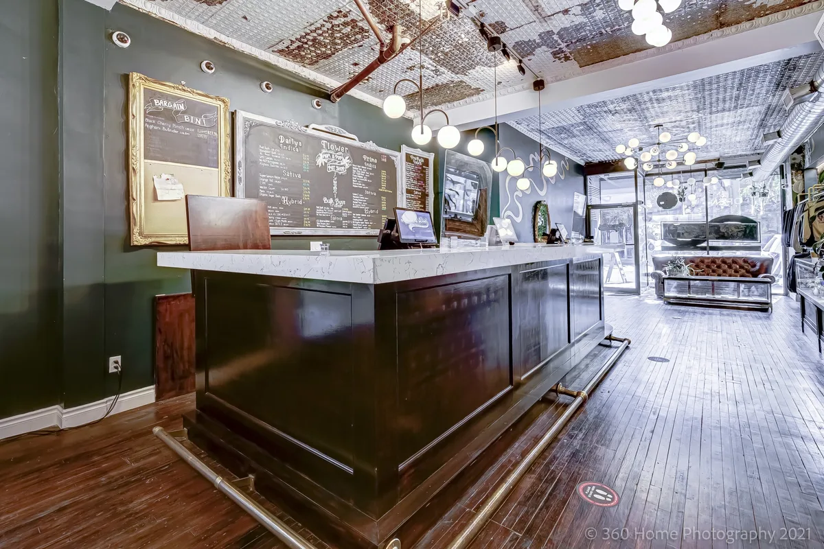 Versatile Storefront Space Available on Queen West, 93 sqm, pop up store in Toronto