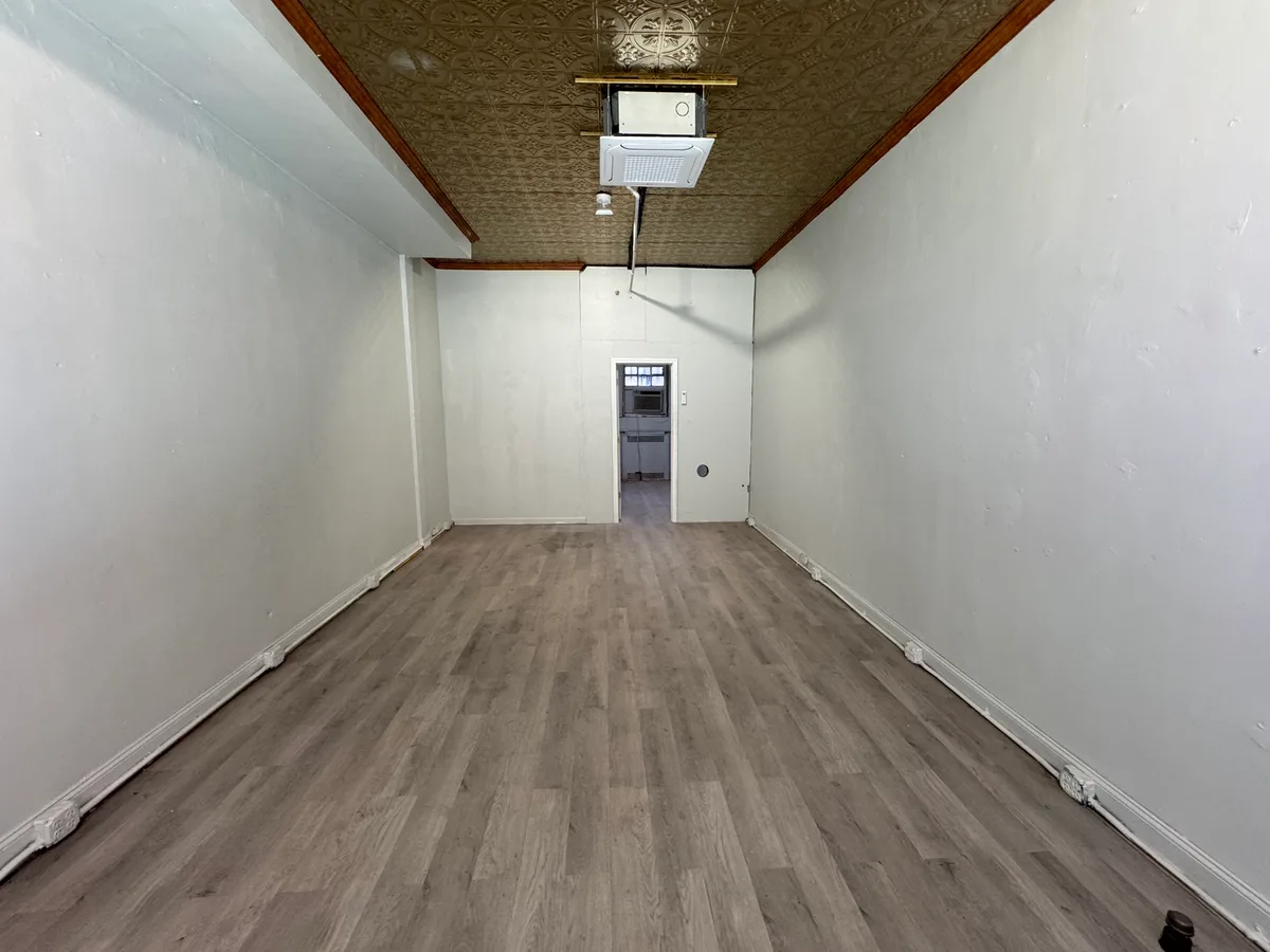 Versatile Storefront Space for Creative Productions, 47 sqm, photo shoot, pop-up rental in New York, interior view