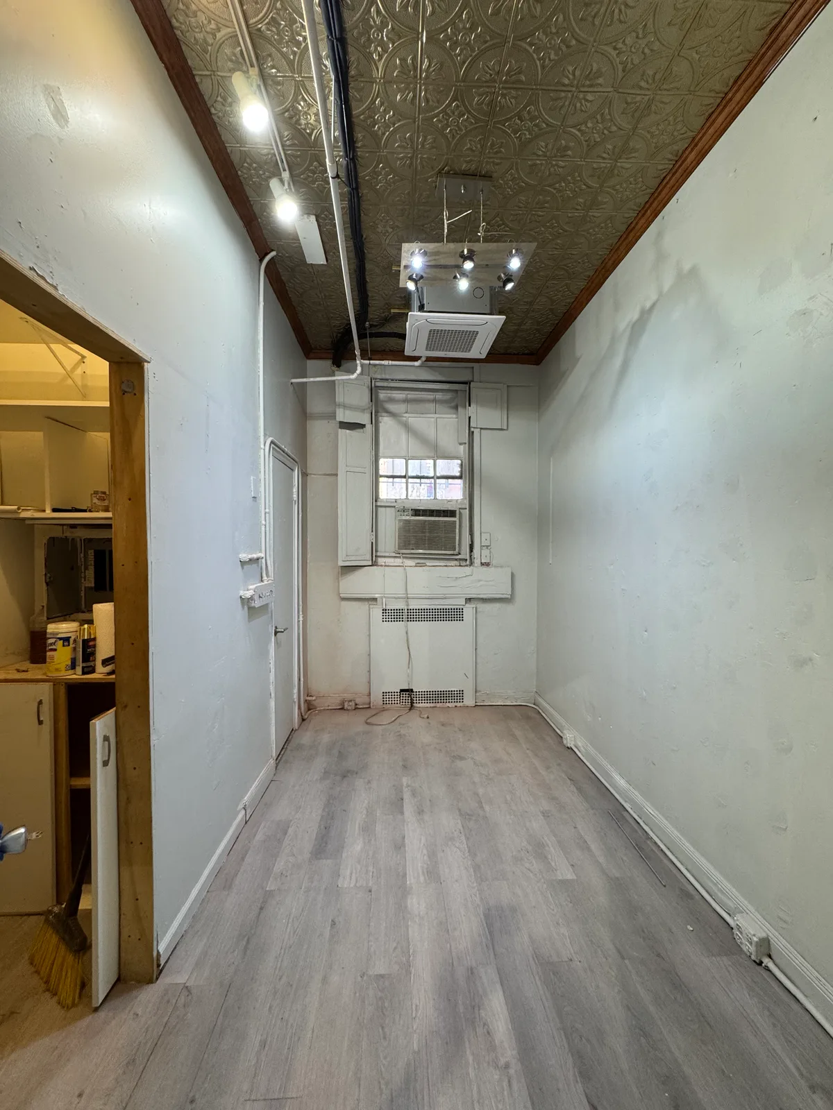 Versatile Storefront Space for Creative Productions, 47 sqm, photo shoot, pop-up rental in New York, second interior view