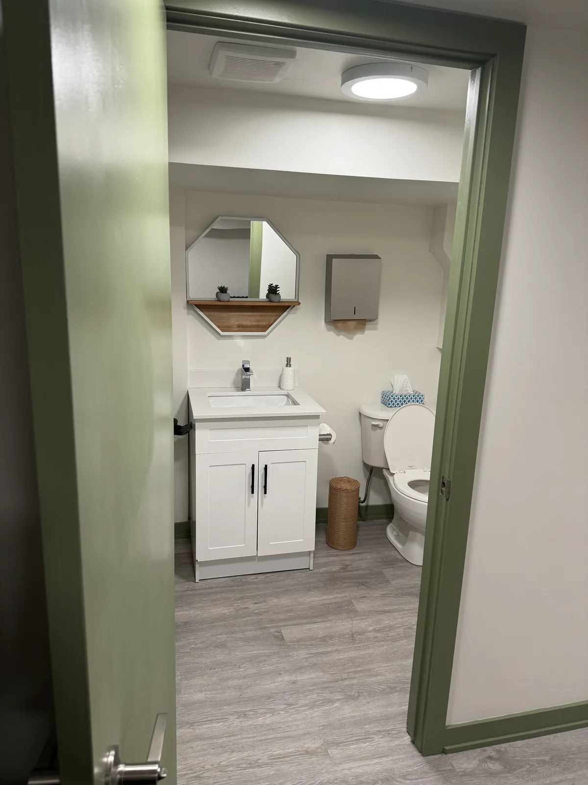 Versatile Studio Space Available in Health & Wellness Clinic, 93 sqm, workshop, pop-up rental in Toronto, third interior view