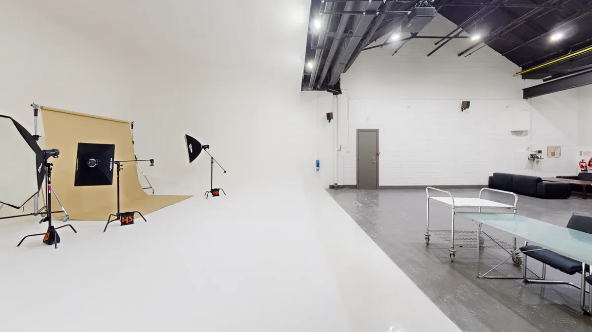 Versatile Studio with Drive-In Access for Car Shoots, 190 sqm, photo shoot, pop-up rental in Greater London, interior view
