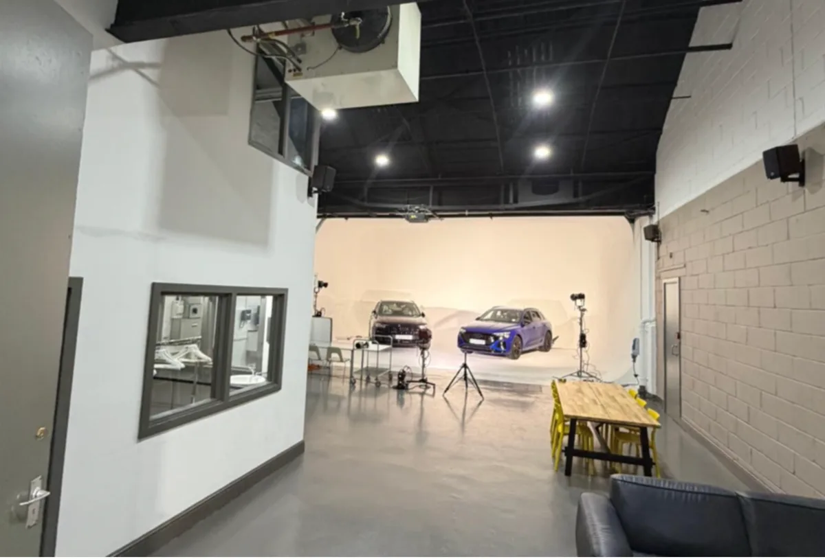 Versatile Studio with Drive-In Access for Car Shoots, 190 sqm, photo shoot, pop-up rental in Greater London, second interior…