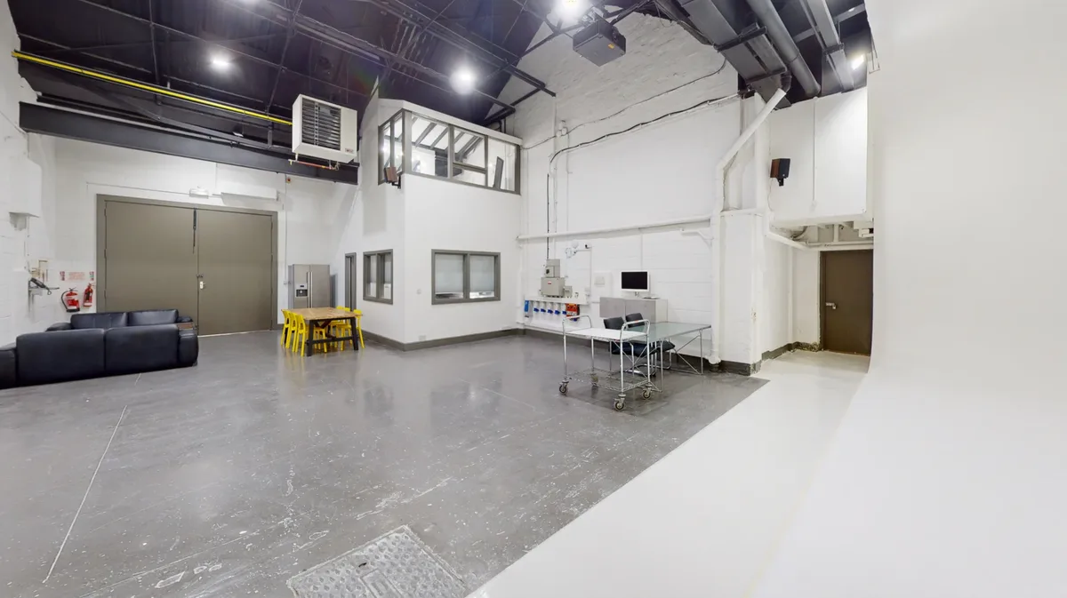 Versatile Studio with Drive-In Access for Car Shoots, 190 sqm, photo shoot, pop-up rental in Greater London, additional inte…