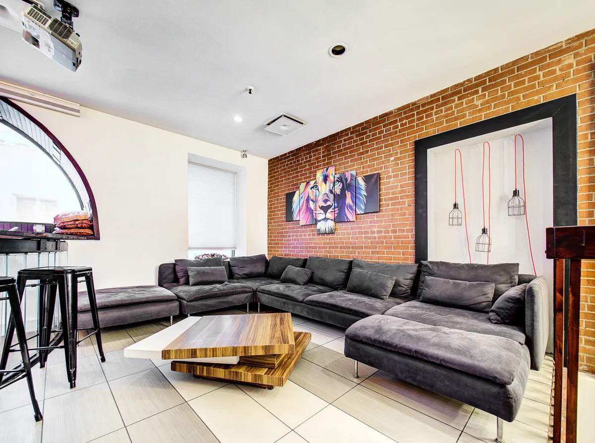Versatile Two-Floor Event Venue in Downtown Montreal, 372 sqm, private event, pop-up rental in Montréal