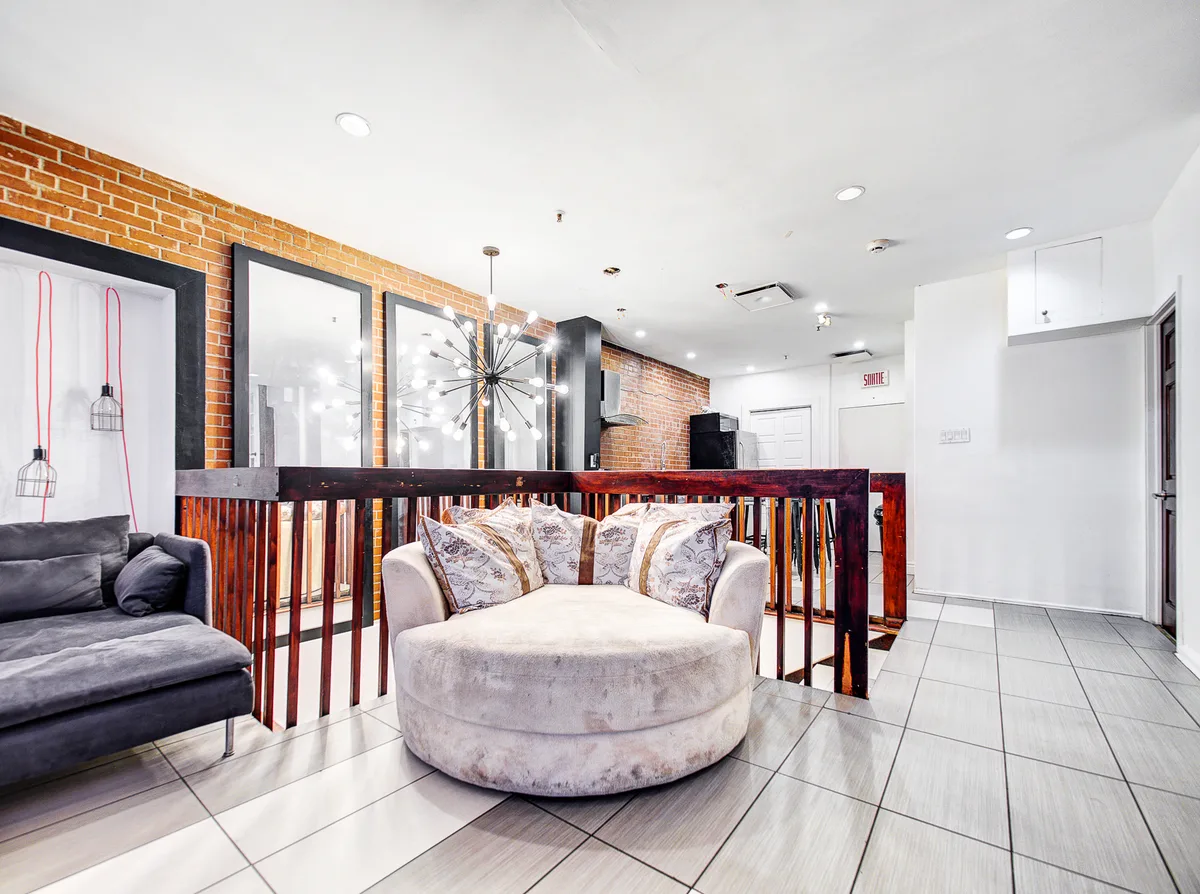 Versatile Two-Floor Event Venue in Downtown Montreal, 372 sqm, private event, pop-up rental in Montréal, additional interior…
