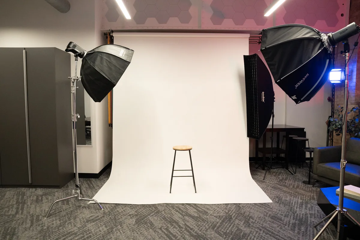 Versatile Urban Industrial Studio with Production Sets, 79 sqm, photo shoot, pop-up rental in Toronto