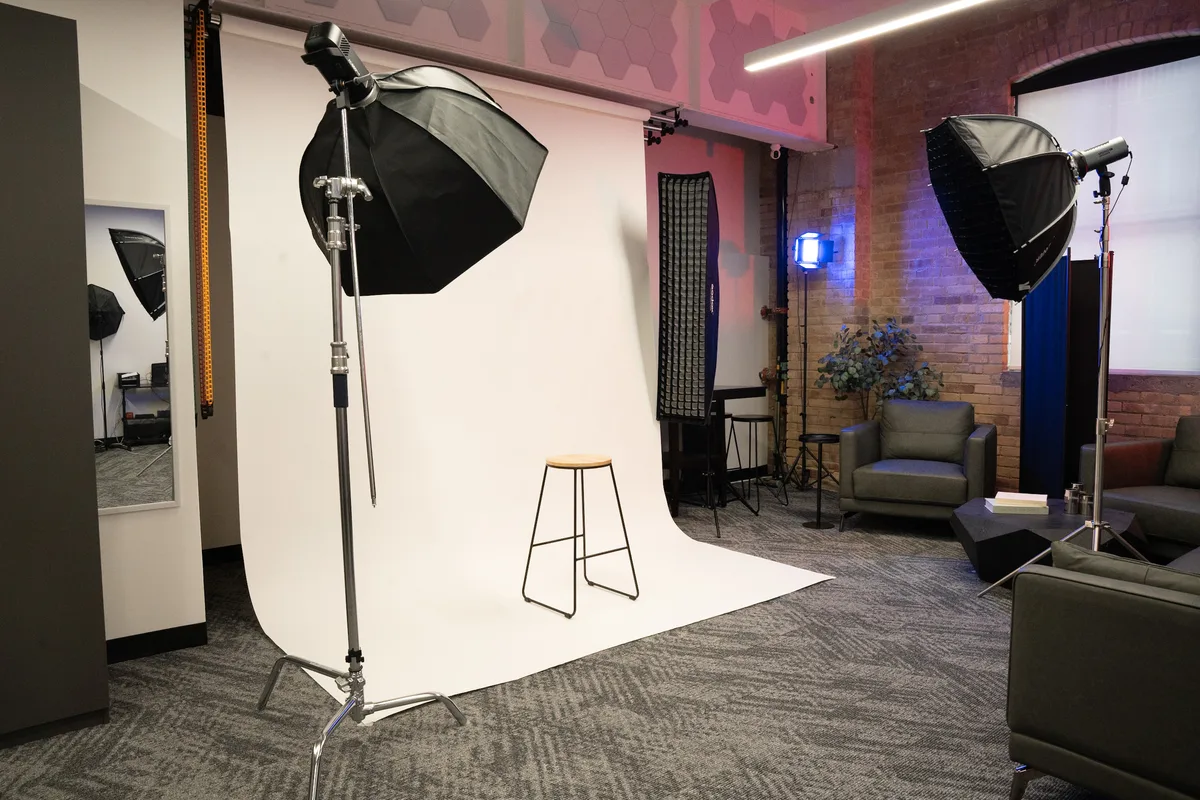 Versatile Urban Industrial Studio with Production Sets, 79 sqm, photo shoot, pop-up rental in Toronto, second interior view