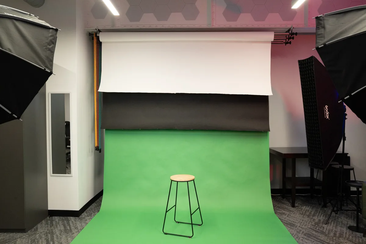 Versatile Urban Industrial Studio with Production Sets, 79 sqm, photo shoot, pop-up rental in Toronto, additional interior v…