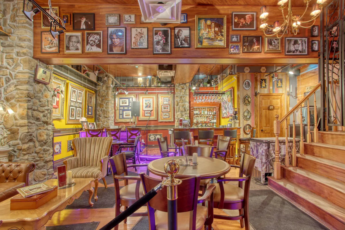 Versatile Venue with Galleries and Bars, 1997 sqm, art exhibition, pop-up rental in Montréal